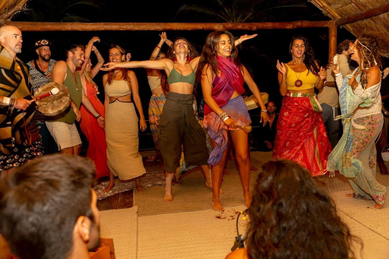 Hotel Cabanas Los Lirios Tulum Bagian luar foto