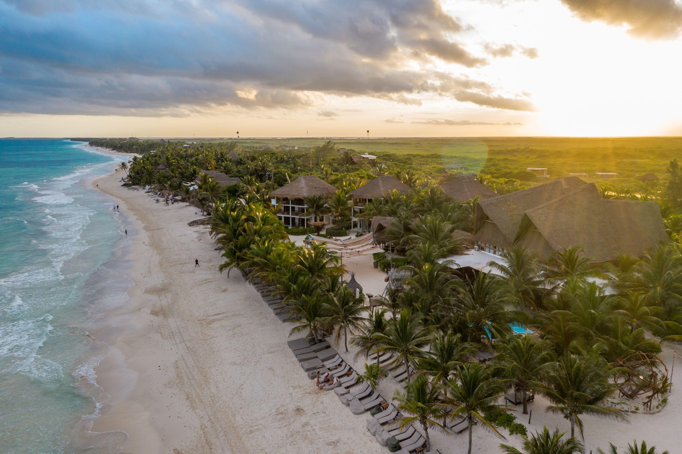Hotel Cabanas Los Lirios Tulum Bagian luar foto
