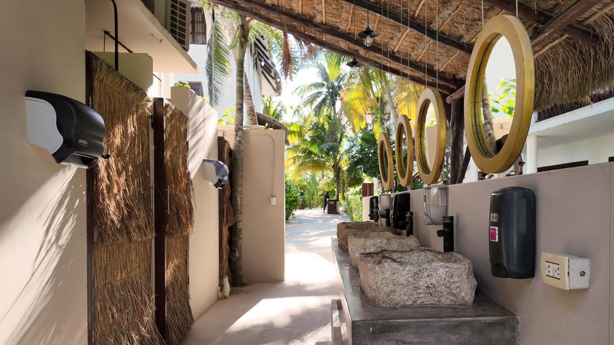 Hotel Cabanas Los Lirios Tulum Bagian luar foto
