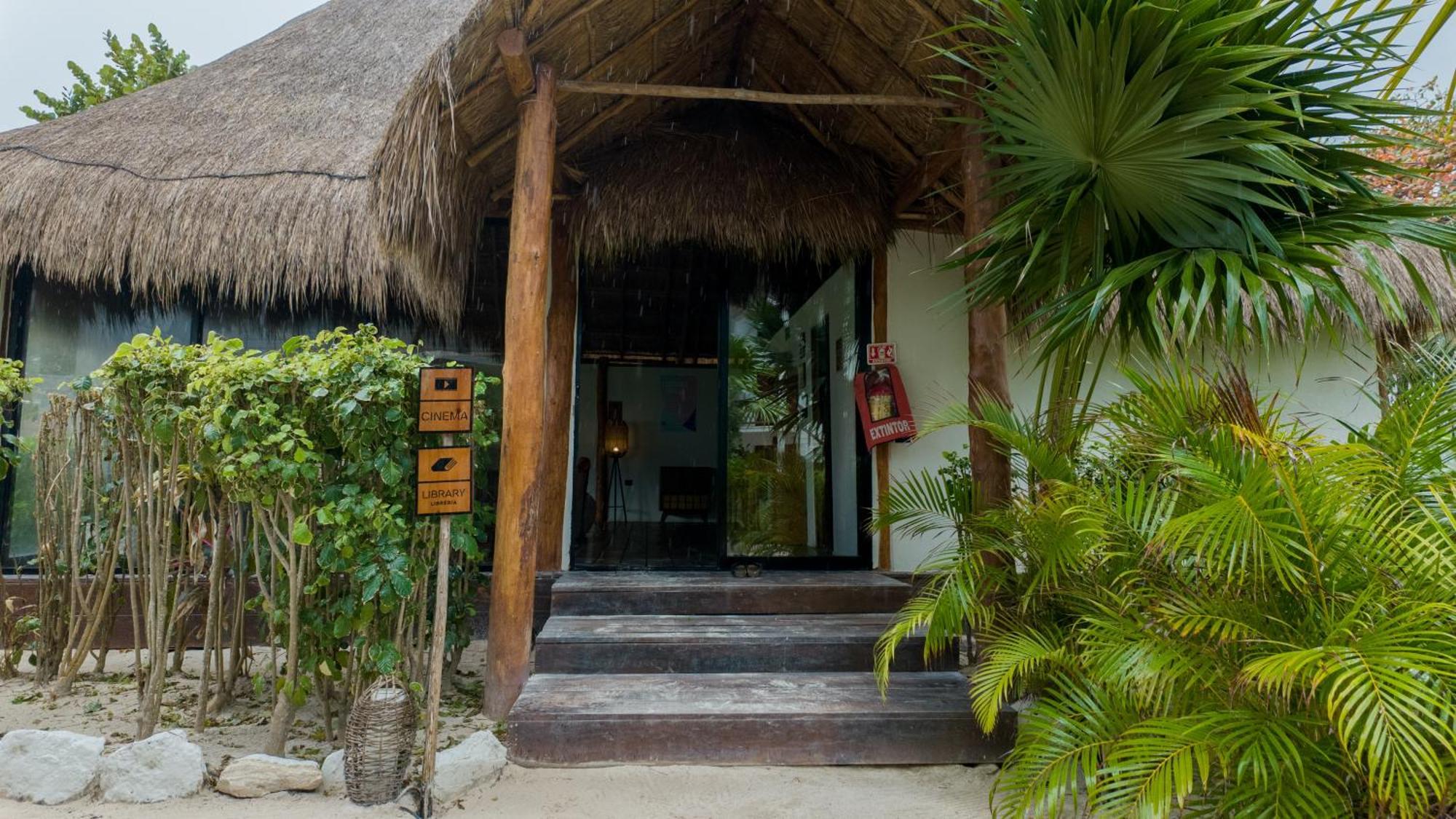 Hotel Cabanas Los Lirios Tulum Bagian luar foto