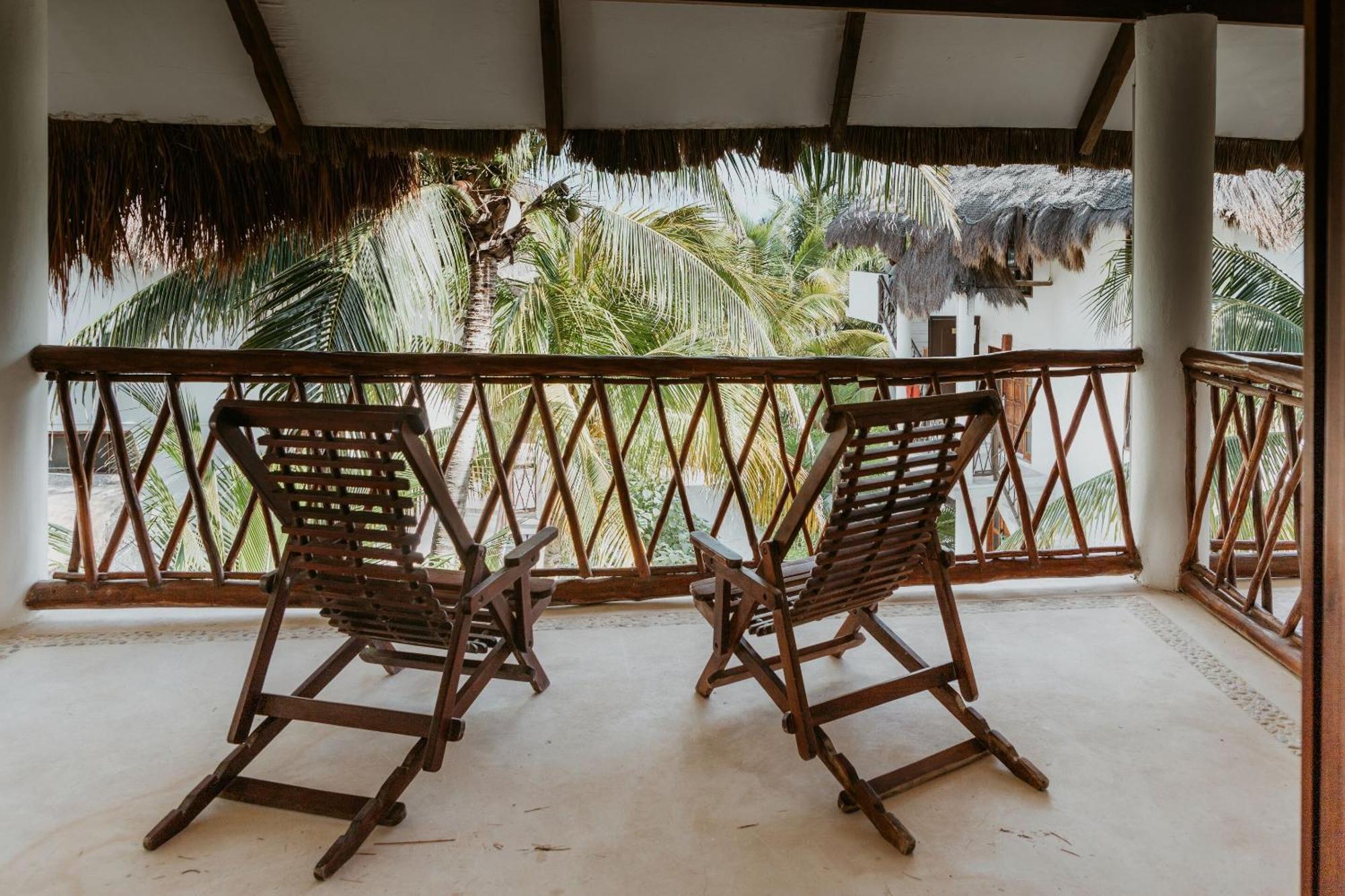 Hotel Cabanas Los Lirios Tulum Bagian luar foto